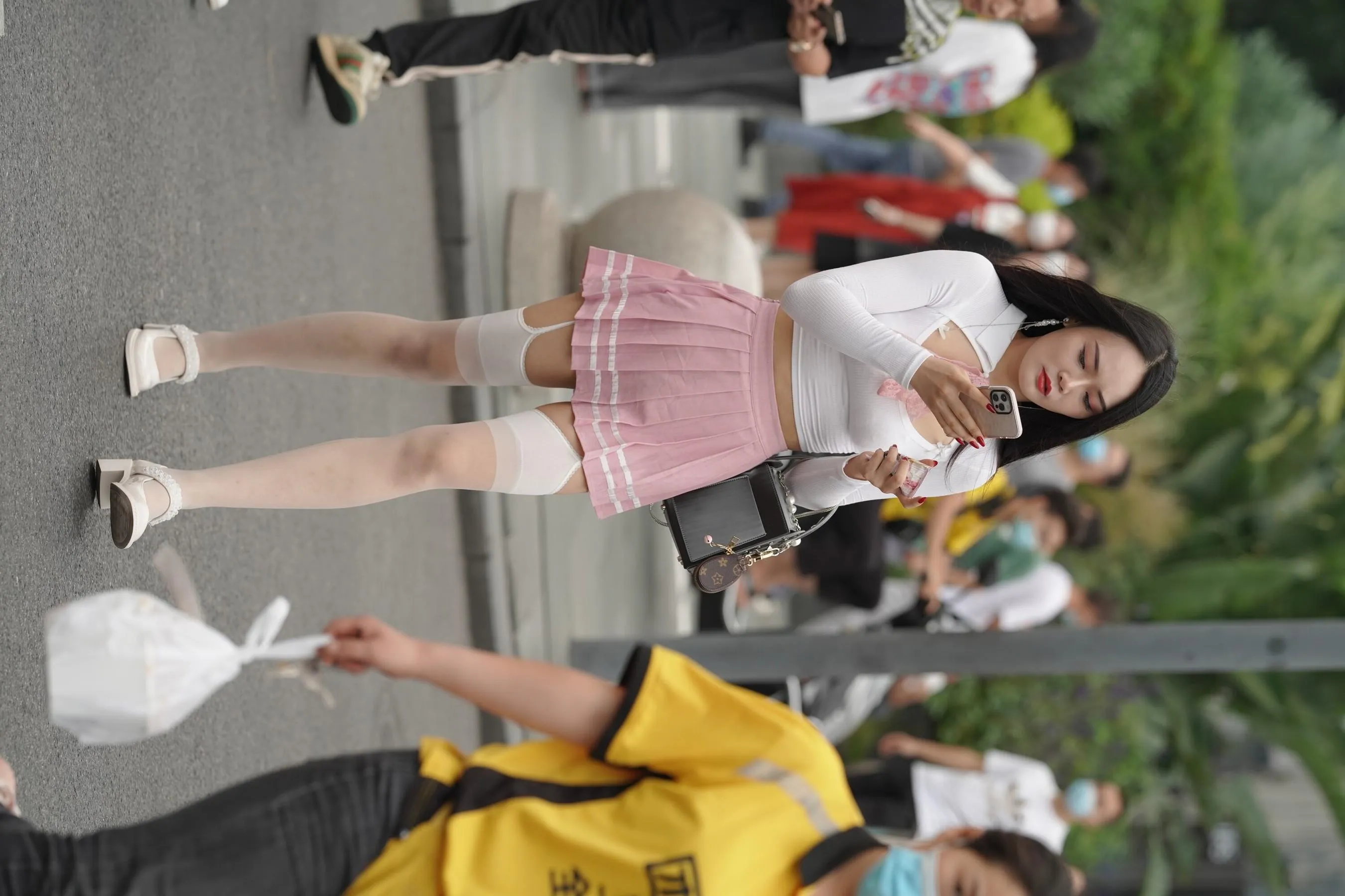 魔镜街拍 NO.161 街拍白丝吊带袜美女 [109P]插图7